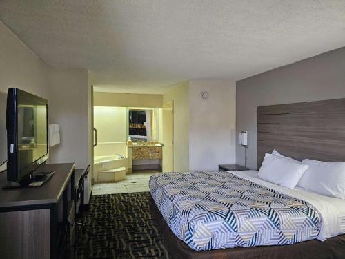 Habitación de hotel con cama y TV en Motel 6 Jackson MS Southwest, en Jackson