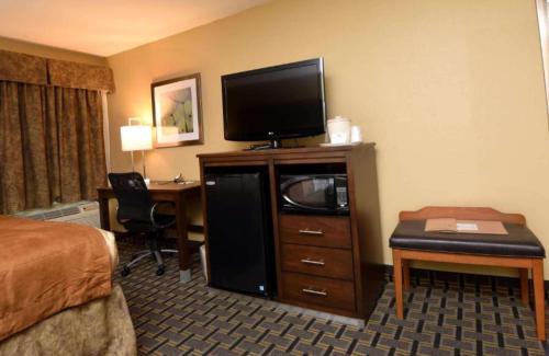 Ein Bett oder Betten in einem Zimmer der Unterkunft Best Western Zachary Inn
