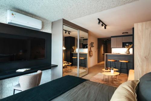 - une chambre avec un lit et un salon dans l'établissement Exclusivo apartamento en Punta Carretas, à Montevideo