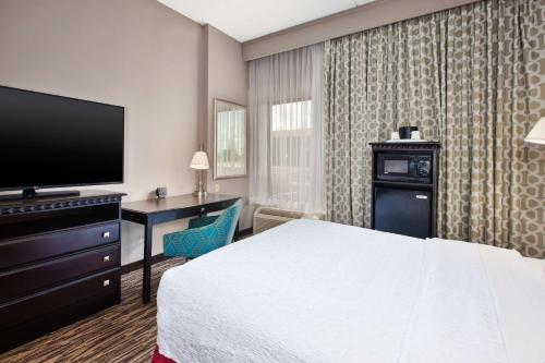 Кровать или кровати в номере Hampton Inn & Suites Cleveland-Airport/Middleburg Heights