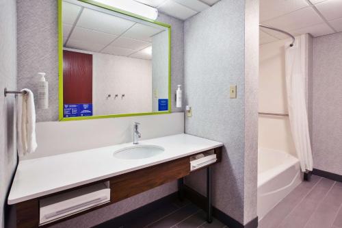 Ванная комната в Hampton Inn & Suites Cleveland-Airport/Middleburg Heights