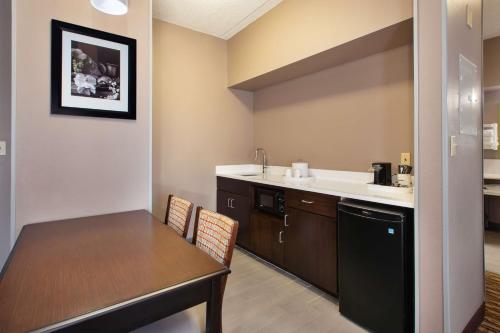 Кухня или мини-кухня в Hampton Inn & Suites Cleveland-Airport/Middleburg Heights
