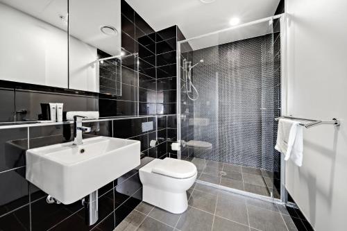 Koupelna v ubytování Chic 1-Bed with Stunning Lake View & Indoor Pool