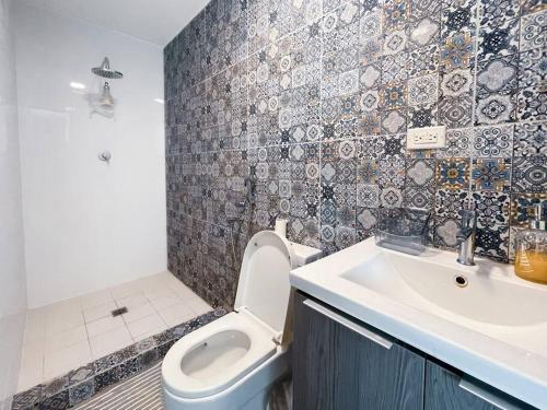 łazienka z toaletą i umywalką w obiekcie OlaMola City Apartment Panamá w Panamie