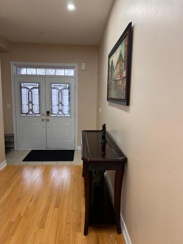 Televisyen dan/atau pusat hiburan di Avid vacation palace in Castlemore , Brampton