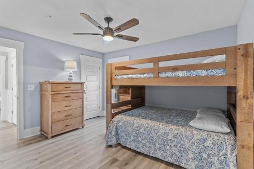een slaapkamer met 2 stapelbedden en een plafondventilator bij A New Hope in Oak Island