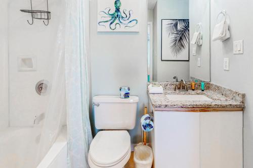 een badkamer met een toilet en een wastafel bij Maravilla 4409 in Destin