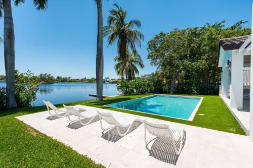 Πισίνα στο ή κοντά στο Super Modern Waterfront Paradise Near the Beach