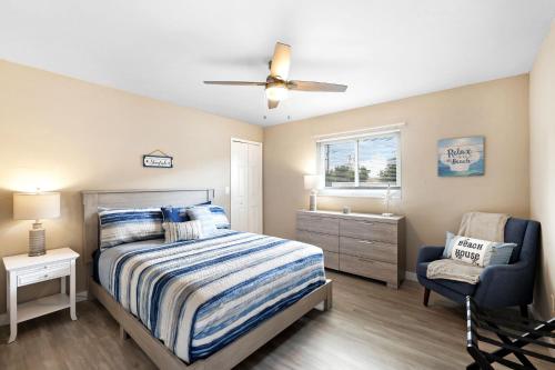 - une chambre avec un lit, une chaise et une fenêtre dans l'établissement Spacious Home & Lanai W/Heated Saltwater Pool!, à Cape Coral