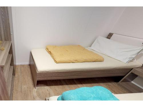 Postel nebo postele na pokoji v ubytování Mobile Home in Bodensdorf by Lake Ossiach