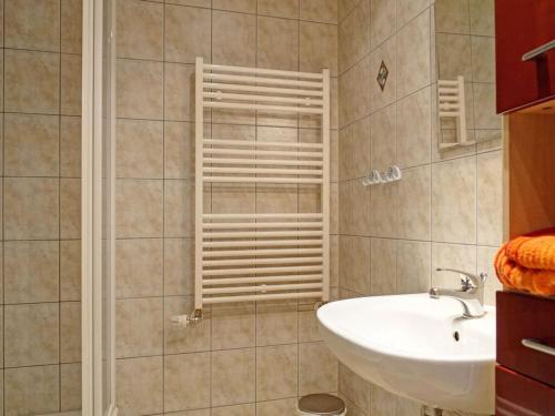 La salle de bains est pourvue d'un lavabo et d'un miroir. dans l'établissement Holiday apartment "Kati", à Lancken-Granitz