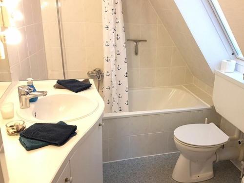y baño con lavabo, aseo y bañera. en Apartment in Lower Saxony, en Halstenbek