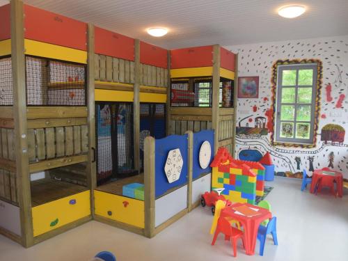 Dětský klub v ubytování Luxusbungalow im Campingpark