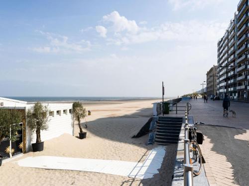 een balkon met uitzicht op het strand bij Beautiful chalet in Middelkerke, 300m from the sea in Middelkerke