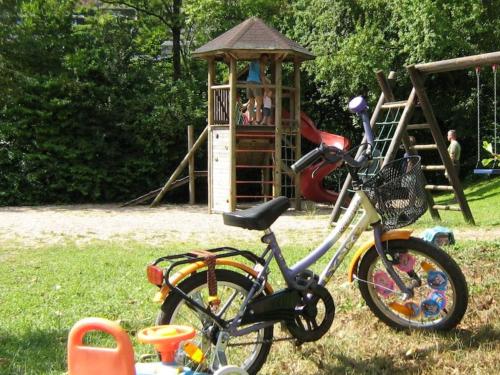 Herní místnost nebo prostor pro děti v ubytování Luxusbungalow im Campingpark