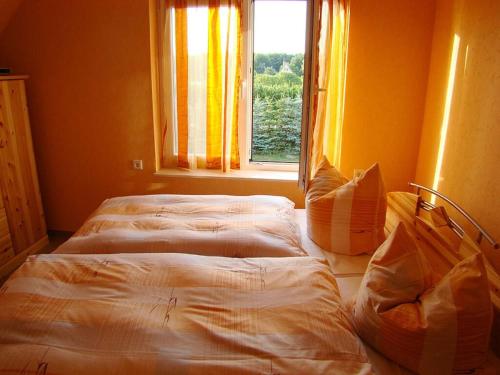 twee bedden in een kamer met een raam bij Holiday flat in Nesso 