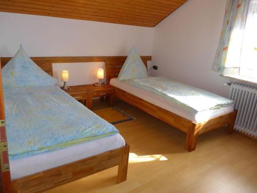 2 lits dans une chambre avec 2 lampes sur des tables dans l'établissement Apartment in Zickhusen OT Drispeth, à Langenargen