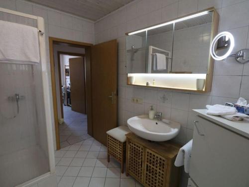 y baño con lavabo y espejo. en Holiday apartment Old Town Hall, en Tauberbischofsheim
