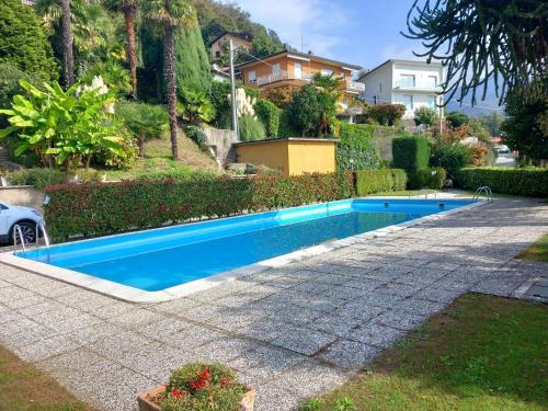 una piscina en un patio junto a una casa en Lovely holiday home with private terrace en Maccagno Inferiore