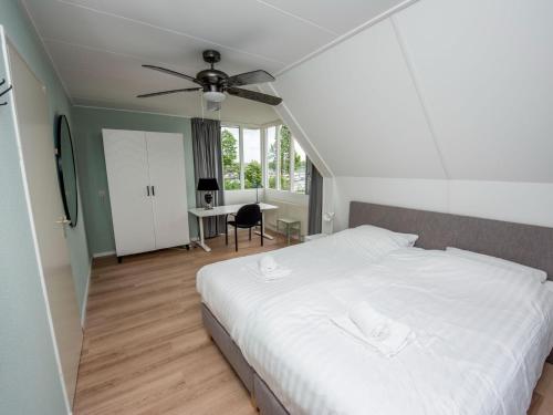 Tempat tidur dalam kamar di spacious holiday home with private jetty