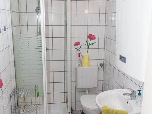 TrattenにあるBungalow in Bodensdorf near Gerlitzen Ski Areaのバスルーム(トイレ、花のシンク付)
