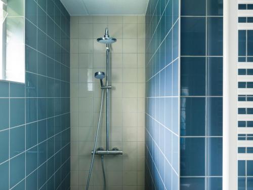 Ένα μπάνιο στο Bungalow in Friesland with Private Spa & Sloop