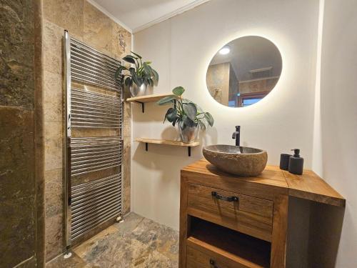 Bilik mandi di Beautiful holiday home with spacious garden