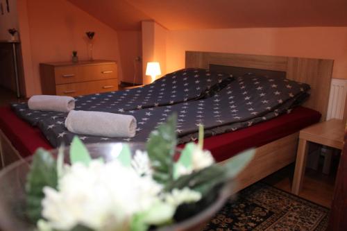 um quarto com uma cama e uma mesa com flores em Hostel Iris em Belgrado