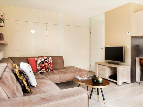 Μια τηλεόραση ή/και κέντρο ψυχαγωγίας στο Nice home in Earnewâld with Whirlpool and sauna