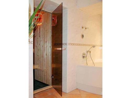 een badkamer met een douche, een bad en een wastafel bij Apartment in Tauberbischofsheim in Seehausen am Staffelsee