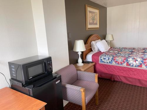 a hotel room with a tv and a bed at Royal A Motel in Auburn