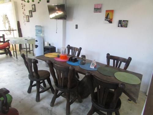 einen Holztisch und Stühle in einem Zimmer in der Unterkunft Jumanji in Palomino