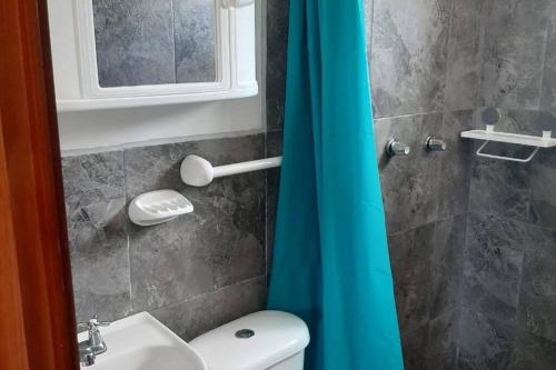 W łazience znajduje się prysznic, toaleta i umywalka. w obiekcie Cozy cabin in the countryside Otavalo Learning w mieście Otavalo