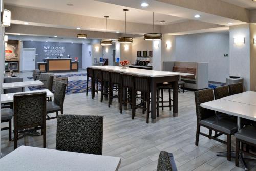 カンザスシティにあるHampton Inn Kansas City Northeastのレストラン内のダイニングルーム(テーブル、椅子付)