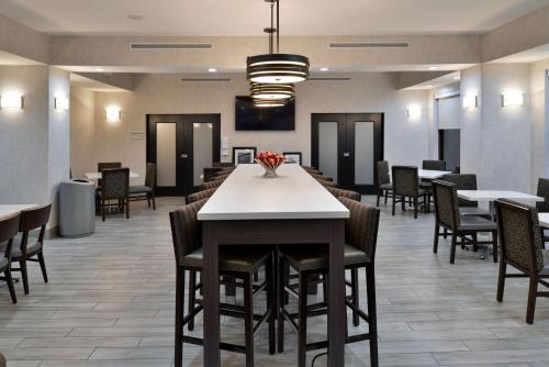 a dining room with a table and chairs at Hampton Inn Kansas City Northeast in Kansas City