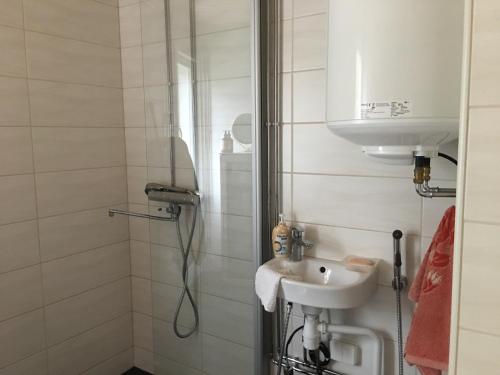 een badkamer met een douche en een wastafel bij Grandma’s house in Iisalmi