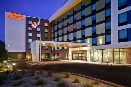 拉斯維加斯的住宿－Hampton Inn & Suites Las Vegas Convention Center - No Resort Fee，享有安纳海姆汉普顿旅馆套房的外部景色。