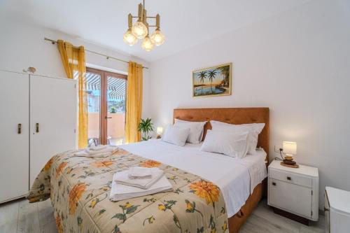Postel nebo postele na pokoji v ubytování Apartments by the sea Milna, Brac - 22519