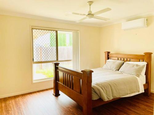 Ένα ή περισσότερα κρεβάτια σε δωμάτιο στο 4 bedroom Entire house in Drewvale.