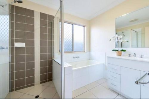 Ένα μπάνιο στο 4 bedroom Entire house in Drewvale.