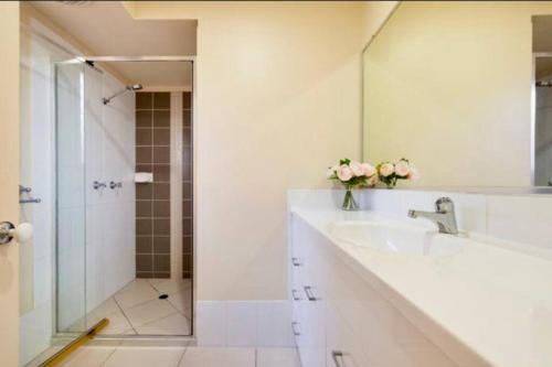 Ένα μπάνιο στο 4 bedroom Entire house in Drewvale.