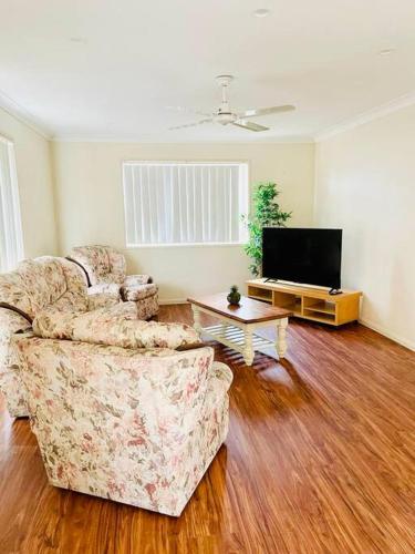 Μια τηλεόραση ή/και κέντρο ψυχαγωγίας στο 4 bedroom Entire house in Drewvale.