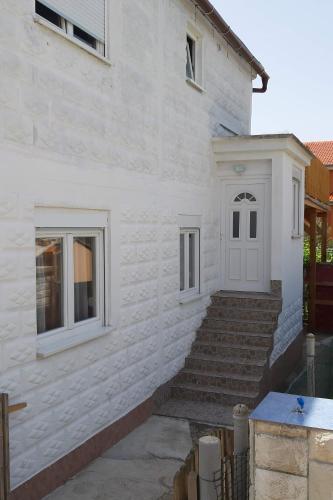 Apartments with parking space Lopar, Rab - 22579