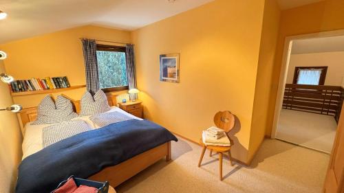 ein Schlafzimmer mit einem Bett und einer ebenerdigen Dusche in der Unterkunft Ferienhaus Balsbergblick in Unterwössen
