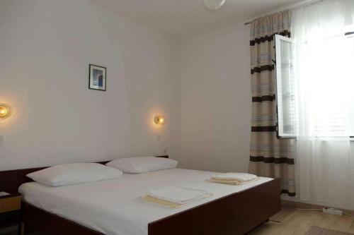 Apartments with parking space Barbat, Rab - 22660
