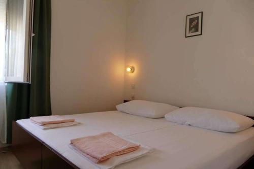 Apartments with parking space Barbat, Rab - 22660