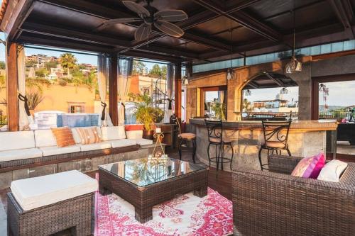 a living room with a table and a bar at Lovely house at the heart of San Miguel in San Miguel de Allende
