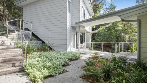 ein Haus mit einer Treppe, die zu einem Haus führt in der Unterkunft Beautiful Views, Secluded Beaches and Stunning Bush Walks All At Your Doorstep in Booker Bay
