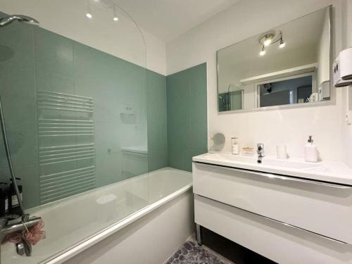 une salle de bain avec une baignoire, un lavabo et une douche dans l'établissement Un nid douillet pour les JO, à Saint-Denis