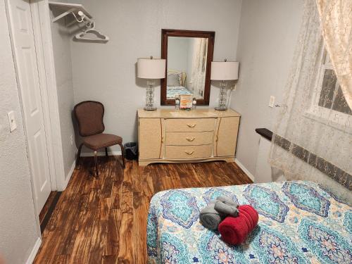 ein Schlafzimmer mit einem Bett mit einem Teddybär drauf in der Unterkunft Room in a House in St Petersburg